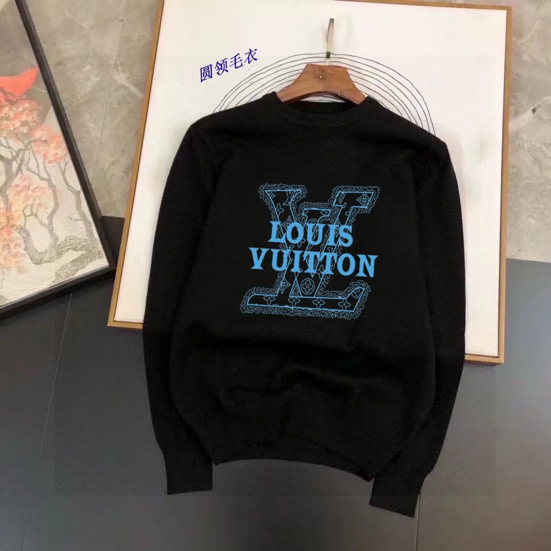 🅿️240 【LV Louis Vuitton】Autumn and winter classic round neck pullover sweater, in full condition! ! ! Wool blended fabric, the latest model in 2025, golden ratio! ! Slim-fitting soft gold, versatile and practical item, the combination and practicality are extremely powerful, simple and elegant, and classy! To create your own style, it is highly recommended to buy it in two colors. The standard slim fit tailoring process is suitable for both young and old men. It is knitted from wool and will not cause any discomfort! While keeping warm, it is stylish, textured and wearable, and the classic logo with contrasting colors on the chest feels in place! ! Recommended for regular customers! ! Size M-3XL (maximum wear: 190 pounds)